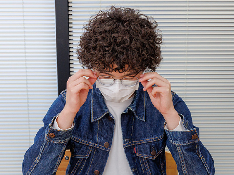 メガネのフレームに貼り付けるだけ！