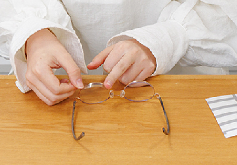 メガネのフレームに貼り付けるだけ！